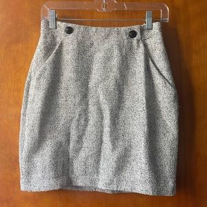 Black and white knit skirt with pockets